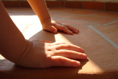 Titelfoto mit Bodenziegeln : Xenia's Hände